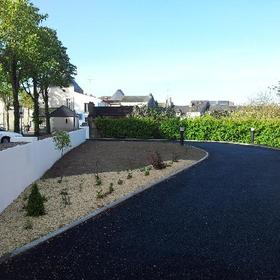 Allée et parking pour une agence bancaire