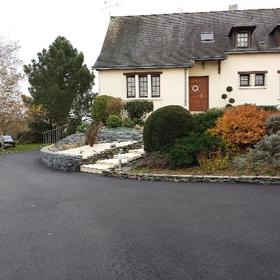 Aménagement des abords d'une maison en enrobé