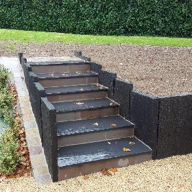 Réalisation d'aménagements paysagers : muret, escalier, ardoise