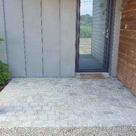 Réalisation d'une entrée par pose de pavés de grés