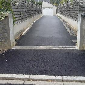 Réalisation d'une allée en pavés et enrobé