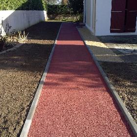 Chemin en bton drainant et bordure bton