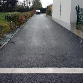 Réalisation d'une allée en enrobé avec bordures
