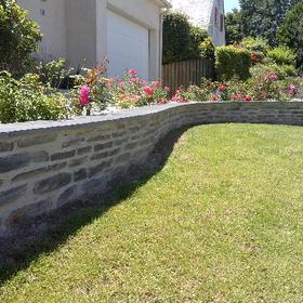 Construction d'un muret en ardoise pour l'aménagement d'un jardin