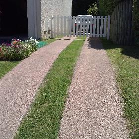 Allée pour stationnement de véhicules en béton drainant