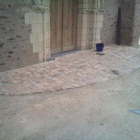 Réalisation d'un pavage pour devanture de bâtiment ancien