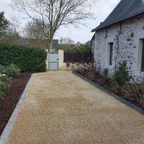 Allée et cour réalisées en revêtement bicouche gravillonnée 