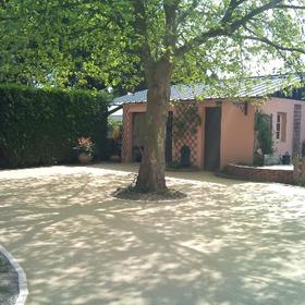 Allée de maison en sable stabilisé renforcé