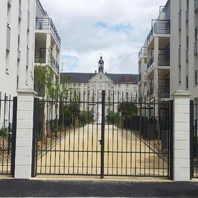 Réalisation d'une allée d'immeubles en sable stabilisé